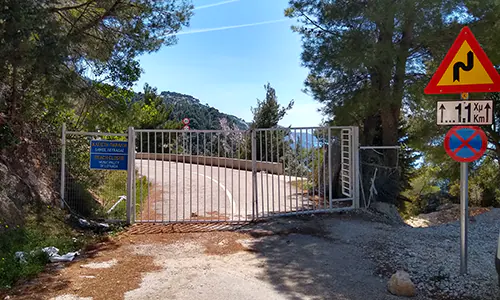 The entrance to Egremni Beach at the beach's parking