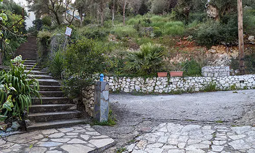 The starting point of the path to Milos Beach from Agios Nikitas